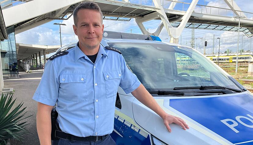 Polizeihauptkommissar Sven Zaharanski vor dem Bundespolizeirevier am Heilbronner Hauptbahnhof.