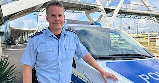Polizeihauptkommissar Sven Zaharanski vor dem Bundespolizeirevier am Heilbronner Hauptbahnhof. Polizeihauptkommissar Sven Zaharanski vor dem Bundespolizeirevier am Heilbronner Hauptbahnhof.
