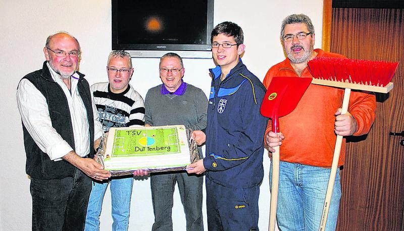 &Uuml;berrascht und ger&uuml;hrt nahm Helmut Haaf (links) die Geschenke vom neuen Vorsitzenden Erhard Strehl (Mitte) und anderen Funktion&auml;ren entgegen.
Foto: Herterich