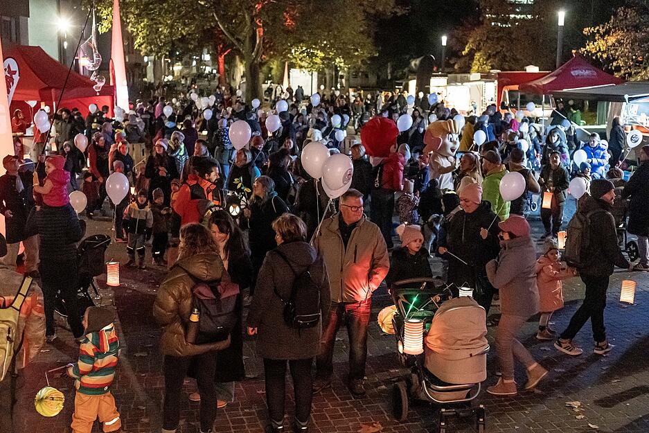Laternen erleuchten am Donnerstag die Straßen in Heilbronn beim Event Lichtermeer. Laternen erleuchten am Donnerstag die Straßen in Heilbronn beim Event Lichtermeer.