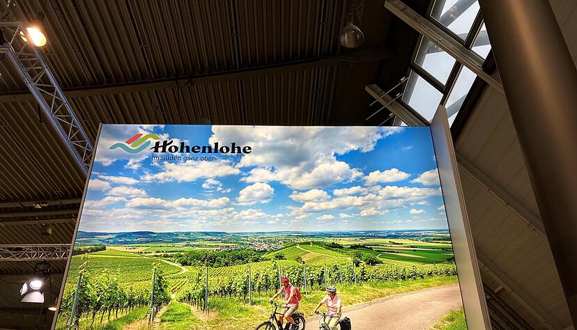 Gro&szlig;e LED-Bildschirme ummanteln den Hohenloher Kubus. Auff&auml;llig sind die frisch und sehr hochwertig produzierten Bild- und Videosequenzen.