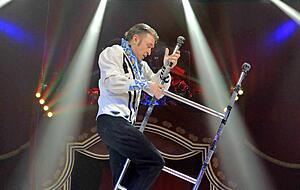 Verletzte sich bei einem Künststück sehr schwer: Robi Berousek auf seiner Leiter. Verletzte sich bei einem Künststück sehr schwer: Robi Berousek auf seiner Leiter.