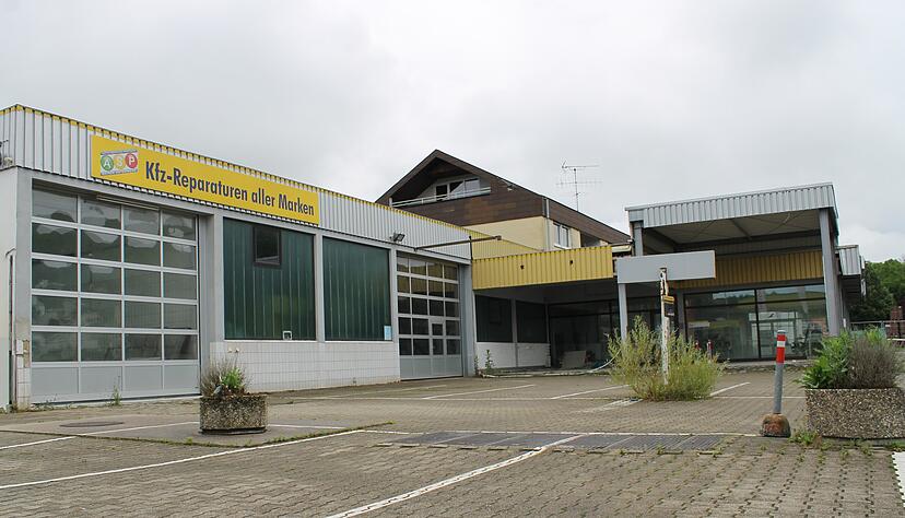 Das Autohaus ist Geschichte, dort soll ein Vollsortimenter gebaut werden. Foto: Simon Gajer