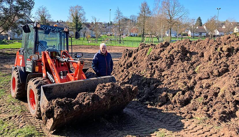 Stephan Waitz sieht von seinem benachbarten Wohnhaus den Baufortschritt auf der Anlage.