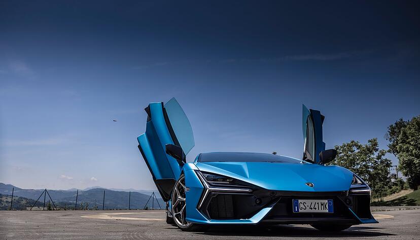 Geflügel gefällig? Bitte sehr - wie bei Lamborghini einst der selige Countach, fährt auch der Revuelto mit sogenannten Scherentüren vor. Geflügel gefällig? Bitte sehr - wie bei Lamborghini einst der selige Countach, fährt auch der Revuelto mit sogenannten Scherentüren vor.