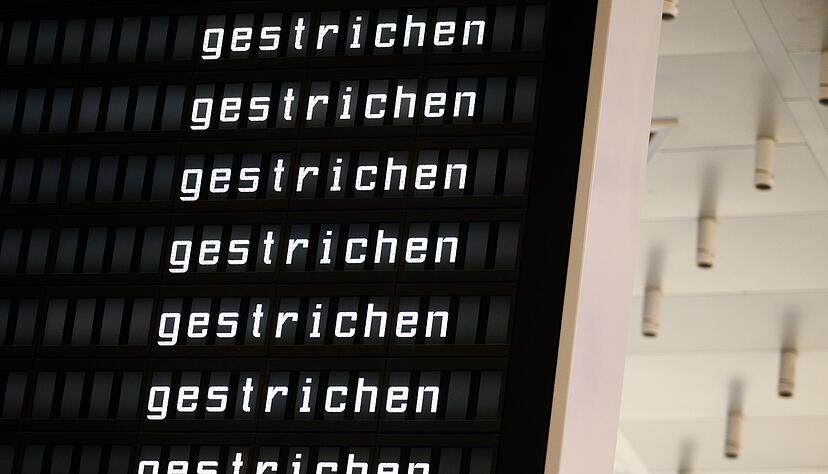 Zahlreiche Flüge wurden gestrichen. Zahlreiche Flüge wurden gestrichen.