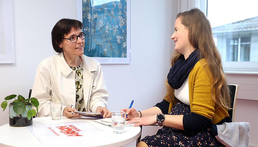 Ingrid Riek (links) von der Diakonie und Angela Bürgermeister von der Caritas tauschen sich über ihr neues Beratungsangebot für Jugendliche aus. Ingrid Riek (links) von der Diakonie und Angela Bürgermeister von der Caritas tauschen sich über ihr neues Beratungsangebot für Jugendliche aus.