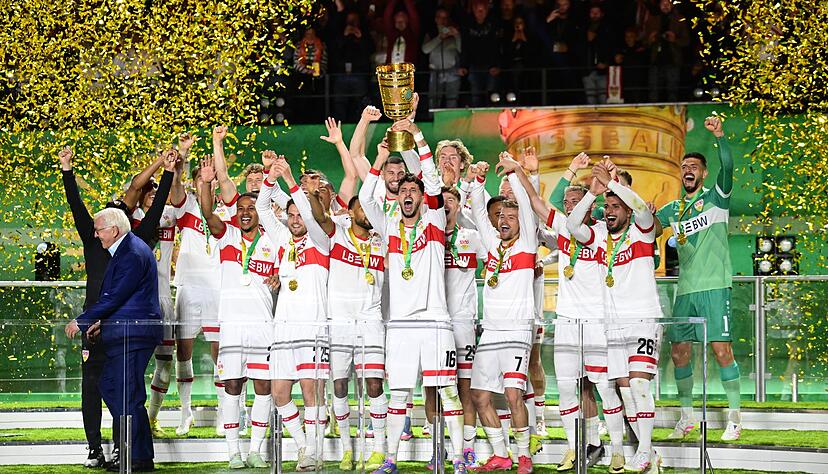 VfB-Kapitän Atakan Karazor streckte den Pokal als Erster in den Berliner Nachthimmel.