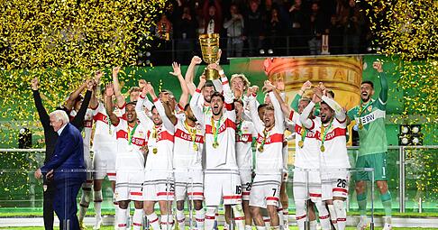 VfB-Kapitän Atakan Karazor streckte den Pokal als Erster in den Berliner Nachthimmel.