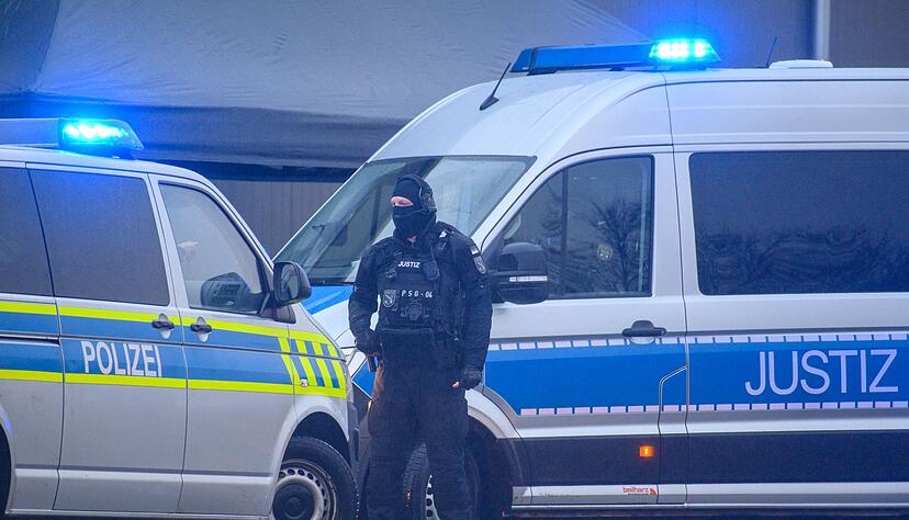 Der Konvoi mit Taleb al-Abdulmohsen f&auml;hrt vor das tempor&auml;re Gerichtsgeb&auml;ude in Magdeburg.