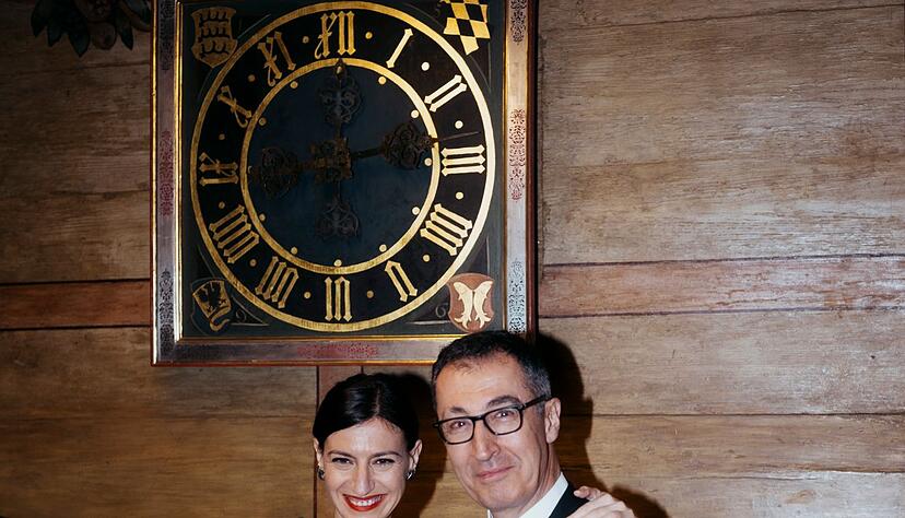 Arm in Arm und nun auch verheiratet durchs Leben. Arm in Arm und nun auch verheiratet durchs Leben.