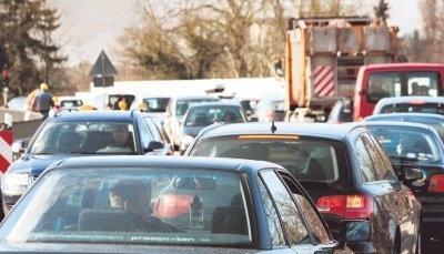 Die B 27 ist in Jagstfeld einspurig. Vor der Baustelle staut sich der Verkehr. Größere Behinderungen blieben bisher aber aus.Fotos: Wolfgang Müller