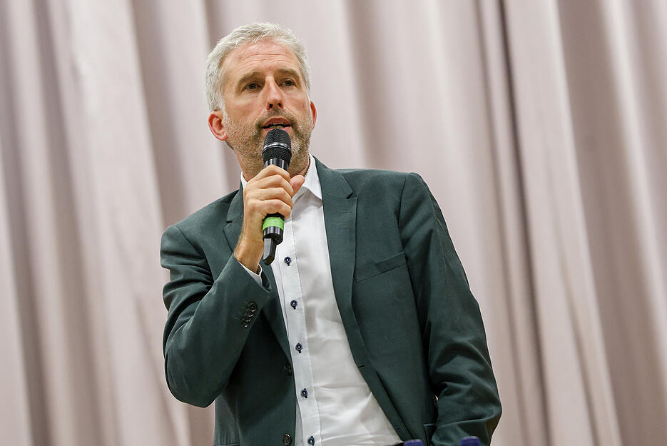 Tübingens Oberbürgermeister Boris Palmer (parteilos) spricht bei einer Diskussionsrunde mit dem AfD-Landesvorsitzenden Frohnmaier in der Hermann-Hepper-Halle.