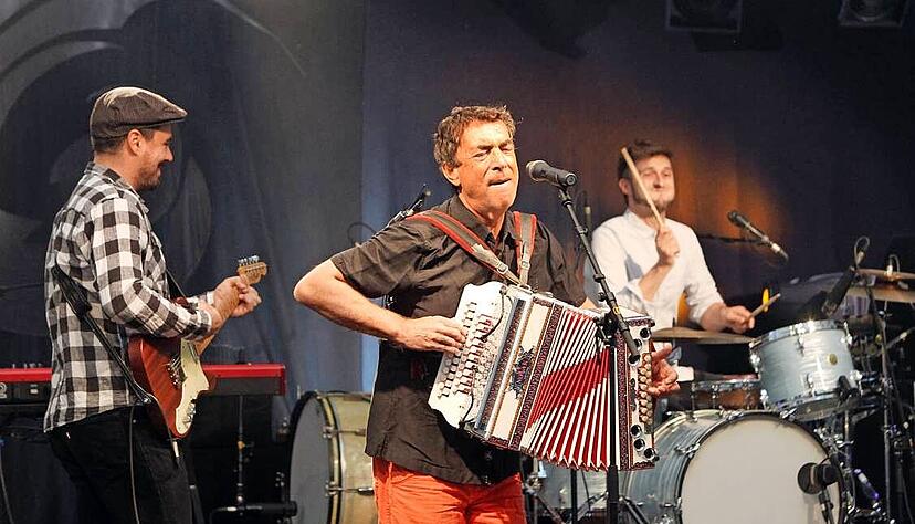 Hubert von Goisern bei seinem Auftritt auf dem letzten Gaffenberg-Festival in Heilbronn im Juli 2015. Im n&auml;chsten Jahr kommt der Alpenrocker wieder.