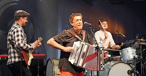 Hubert von Goisern bei seinem Auftritt auf dem letzten Gaffenberg-Festival in Heilbronn im Juli 2015. Im n&auml;chsten Jahr kommt der Alpenrocker wieder.