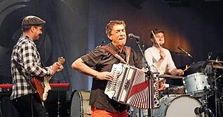 Hubert von Goisern bei seinem Auftritt auf dem letzten Gaffenberg-Festival in Heilbronn im Juli 2015. Im n&auml;chsten Jahr kommt der Alpenrocker wieder.