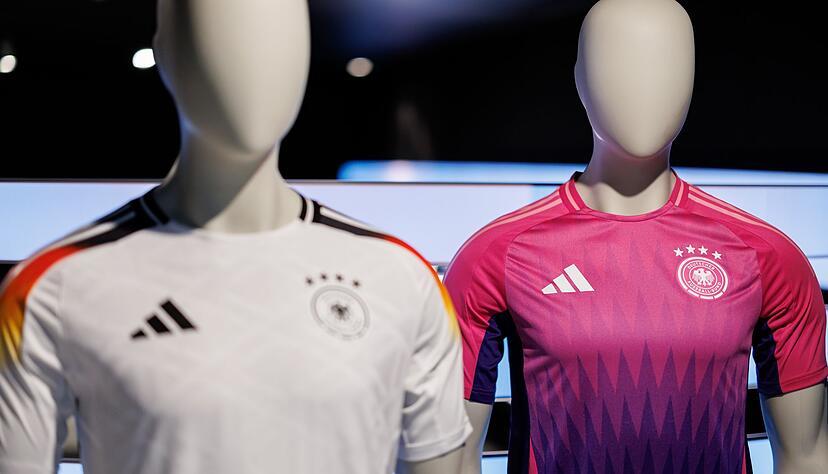 Der DFB wechselt ab 2027 seinen Ausrüster. Der DFB wechselt ab 2027 seinen Ausrüster.