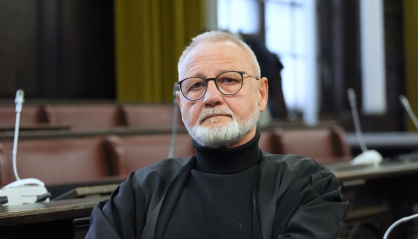 Opferanwalt H&ouml;rning vertritt die Nebenkl&auml;gerin und warnt vor dem Versuch einer T&auml;ter-Opfer-Umkehr.