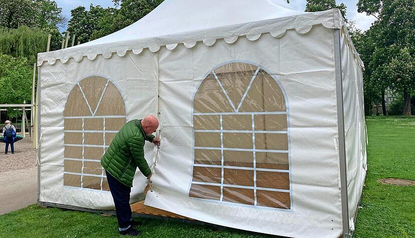 Detlef Koenitz schnürt die Pagode, die seine Mitarbeiter Montagvormittag im Öhringer Hofgarten aufgestellt haben. Donnerstag bis Sonntag zeigen über 80 Aussteller ihre Waren und es gibt viele Mitmachangebote.
Foto: Yvonne Tscherwitschke