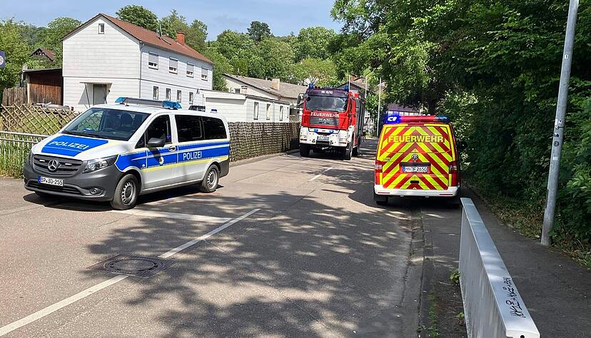 Einsatzkräfte der Feuerwehr und Polizei sind am Montagnachmittag bei einem Unfall im Weinsberger Tunnel im Einsatz.