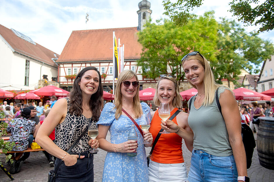 Samstagabend auf dem Erlenbacher Weinfest.