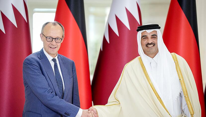 Merz - hier mit dem Emir des Staates Katar - betonte, er habe bei seinem Besuch in Saudi-Arabien und Katar auch Menschenrechtsfragen angesprochen.