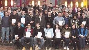 Die Schulzeit ist vorüber, zumindest vorerst: 98 junge Leute haben die Berufsschulausbildung an der gewerblichen Schule erfolgreich abgeschlossen.Foto: privat