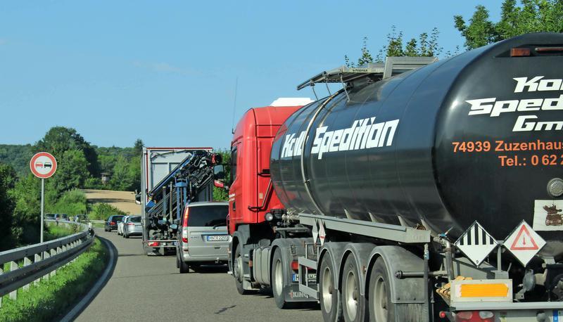 Vom Schemelsbergtunnel hinauf nach Heilbronn ist oft viel los. Der Radweg führt dagegen idyllisch an der Weinsberger Kleingartenanlage vorbei. Foto: Andreas Tschürtz Vom Schemelsbergtunnel hinauf nach Heilbronn ist oft viel los. Der Radweg führt dagegen idyllisch an der Weinsberger Kleingartenanlage vorbei. Foto: Andreas Tschürtz