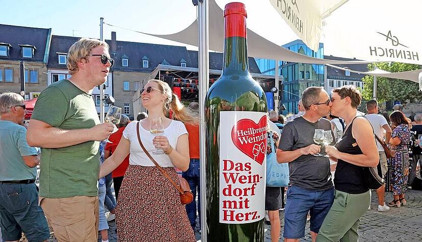 Arne Saathoff aus Ostfriesland (links) sowie Julian Mayer und Sina Böhler aus Weinsberg an der größten Flasche des Weindorfs. Arne Saathoff aus Ostfriesland (links) sowie Julian Mayer und Sina Böhler aus Weinsberg an der größten Flasche des Weindorfs.