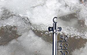 Ein Strich &uuml;ber dem Gefrierpunkt zeigt das Thermometer an.