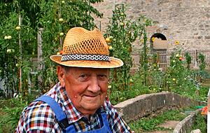 60 Jahre in Niedernhall, aber immer noch ein Neig'schmeckter: Hartmut Schneider in seinem Garten.