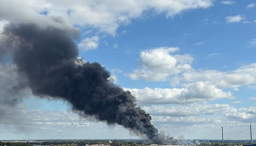 Ein Gro&szlig;brand im Hamburger Hafengebiet besch&auml;ftigt Hunderte Feuerwehrleute.