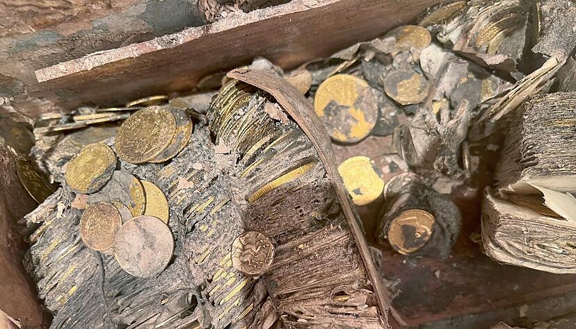 So sah der Münzschatz aus, als er aus der Erde geholt wurde. So sah der Münzschatz aus, als er aus der Erde geholt wurde.