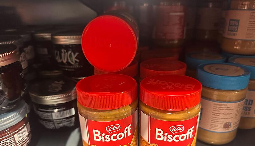 Zwischen Konfit&uuml;ren und Erdnussbutter steht in vielen Superm&auml;rkten inzwischen Karamellkekscreme-Brotaufstrich. (Archivbild)