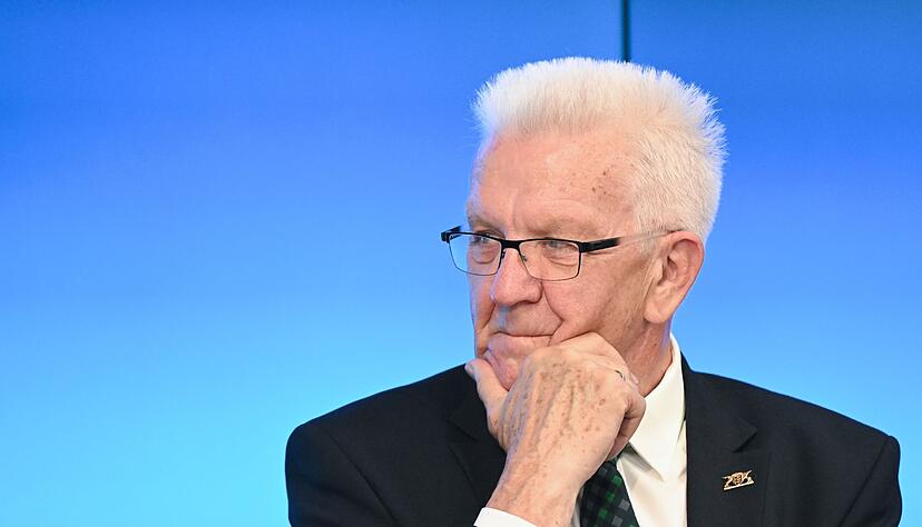 Baden-Württembergs Ministerpräsident Winfried Kretschmann (Grüne) nimmt an einer Pressekonferenz teil.
