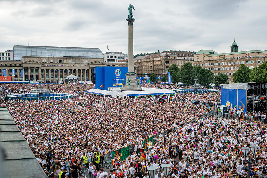 Der zentrale Platz in der Innenstadt war bereits mehrfach Austragungsort für große Fußball-Fanfeste. Zuletzt als Fan-Zone im Sommer 2024 während der Europameisterschaft. Hier ein Foto vom 19. Juni, als die DFB-Elf gegen Ungarn spielte.