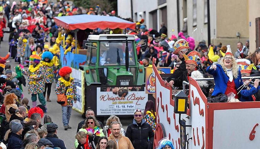 Tausende Besucher säumten die Straßen beim Faschingsumzug in Talheim. Mit vollem Einsatz warf die aktuelle TCV-Prinzessin Tine I. vom sonnigen Amt Kamelle vom Wagen (vorn).
Fotos: Mario Berger