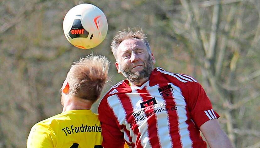 Augen zu und durch: Martin Veyel (rechts) und die Schwabbacher haben sich etwas überraschend den Relegationsplatz in der B2 gesichert. Augen zu und durch: Martin Veyel (rechts) und die Schwabbacher haben sich etwas überraschend den Relegationsplatz in der B2 gesichert.