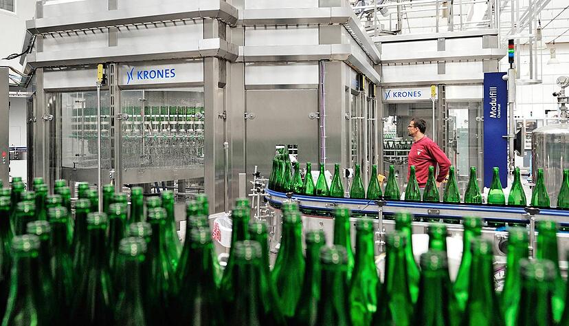 Im Sp&uuml;lzentrum der Weing&auml;rtner-Servicegesellschaft werden bisher nur Literflaschen gesp&uuml;lt, bald aber auch solche, die 0,75 Liter fassen.
Foto: WZG