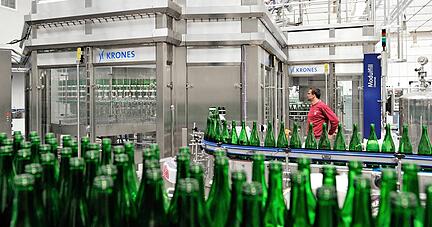 Im Sp&uuml;lzentrum der Weing&auml;rtner-Servicegesellschaft werden bisher nur Literflaschen gesp&uuml;lt, bald aber auch solche, die 0,75 Liter fassen.
Foto: WZG