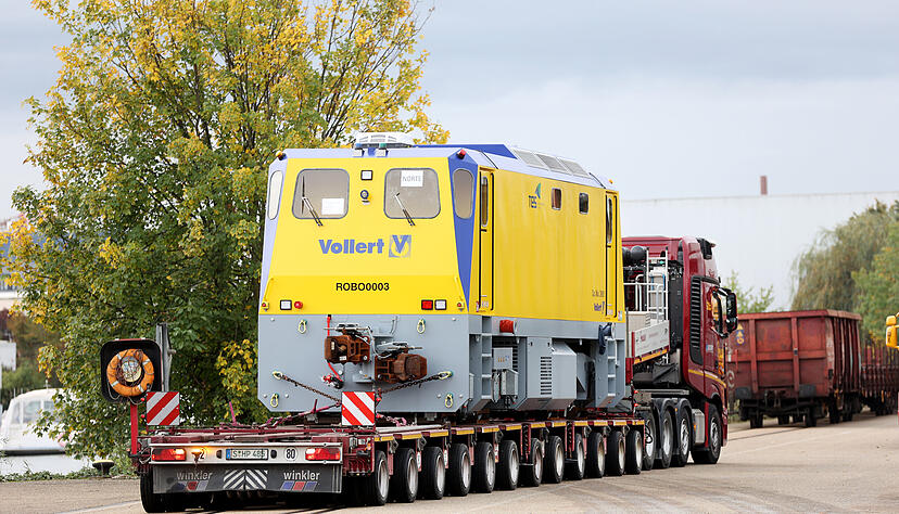 In Heilbronn angekommen. Der Schwertransporter liefert die Lok im Hafen ab.