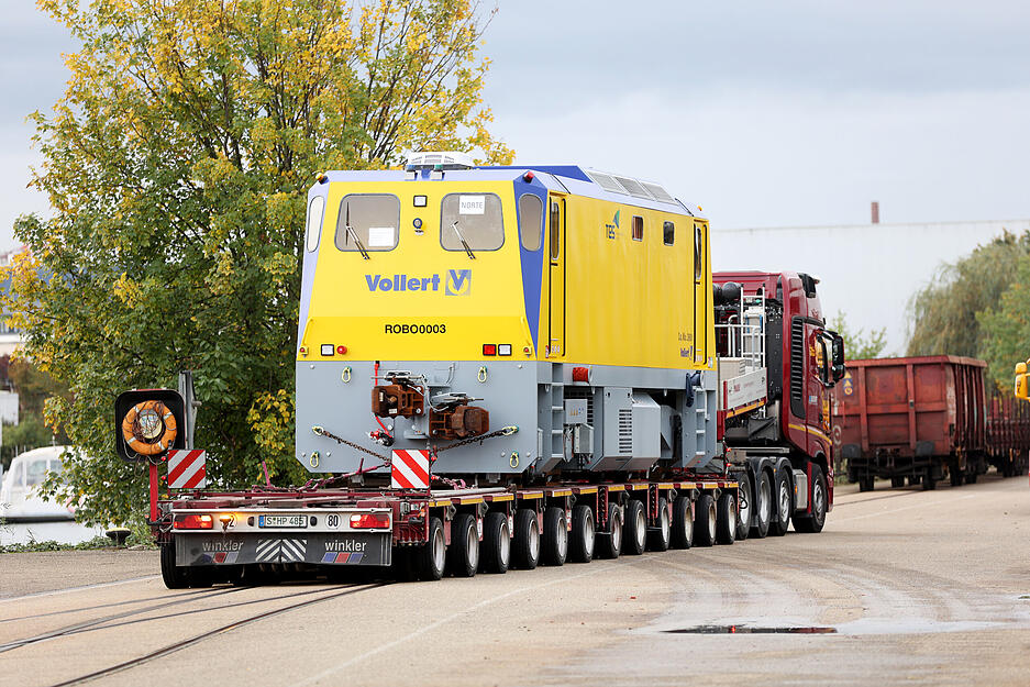 In Heilbronn angekommen. Der Schwertransporter liefert die Lok im Hafen ab.