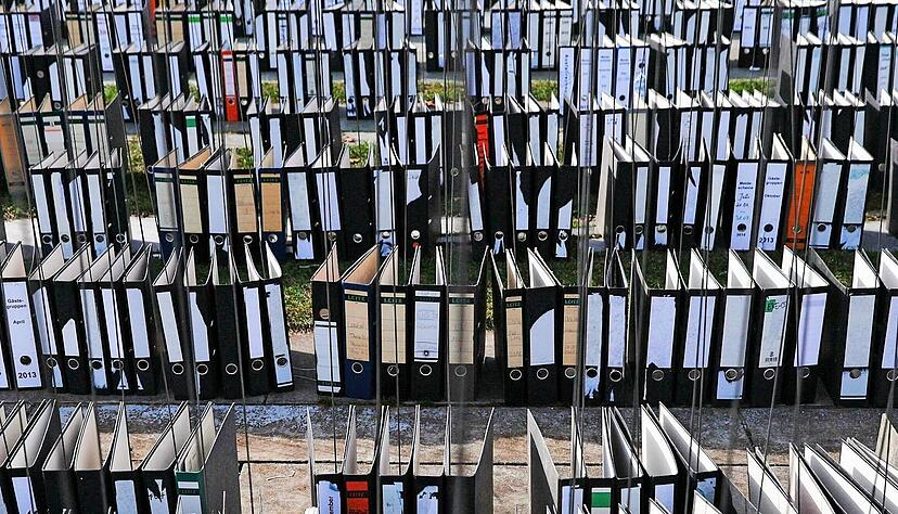 Papier, so weit das Auge reicht. Die schleppende Digitalisierung in Deutschland ist ein wesentlicher Grund daf&uuml;r, dass sich Unternehmen mit fragw&uuml;rdigen b&uuml;rokratischen Anforderungen herum&auml;rgern m&uuml;ssen.