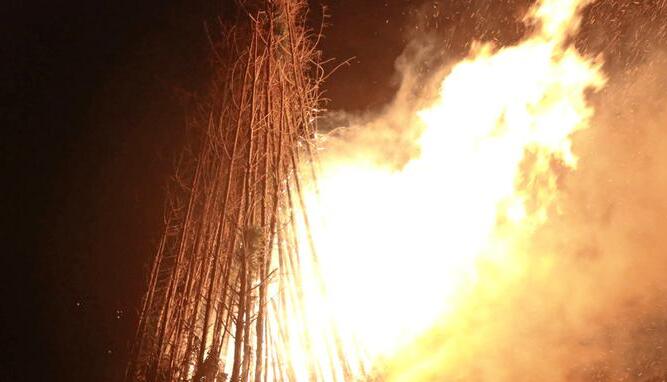 Wegen des Windes hatten die Veranstalter des Sonnwendfeuers bei der Feuerwehr nachgefragt: Die riet dazu, die Veranstaltung trotzdem durchzuf&uuml;hren und w&uuml;nschte "viel Spa&szlig;".
Foto: Franz Theuer