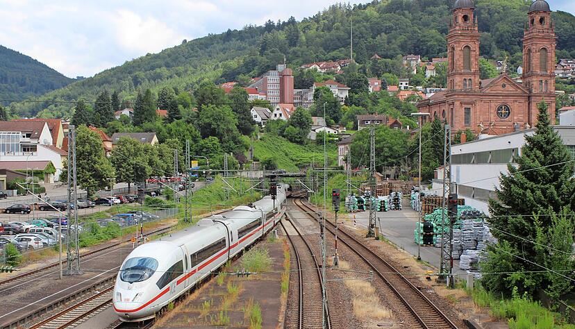 Seltenes Schauspiel: Der ICE 714 fährt am Montagnachmittag wieder durchs Neckartal. Dieses Foto entstand in Eberbach.
Foto: Christoph Garstka Seltenes Schauspiel: Der ICE 714 fährt am Montagnachmittag wieder durchs Neckartal. Dieses Foto entstand in Eberbach.
Foto: Christoph Garstka