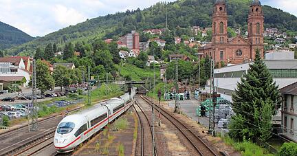 Seltenes Schauspiel: Der ICE 714 fährt am Montagnachmittag wieder durchs Neckartal. Dieses Foto entstand in Eberbach.
Foto: Christoph Garstka