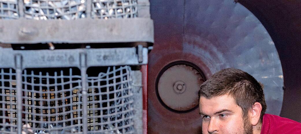 Werkstoffprüfer Lukas Herrmann (26) aus Eppingen in Aktion.
Foto: Berger