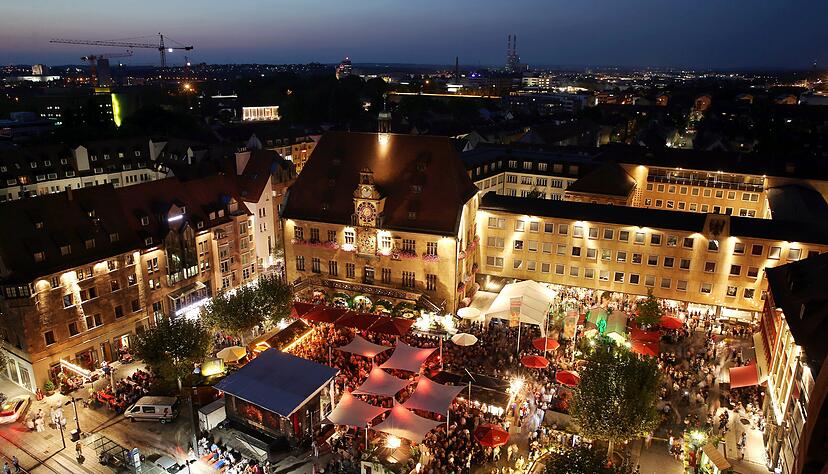 Hellerleuchtet und gut besucht präsentiert sich der Marktplatz zum Weindorf. Hellerleuchtet und gut besucht präsentiert sich der Marktplatz zum Weindorf.