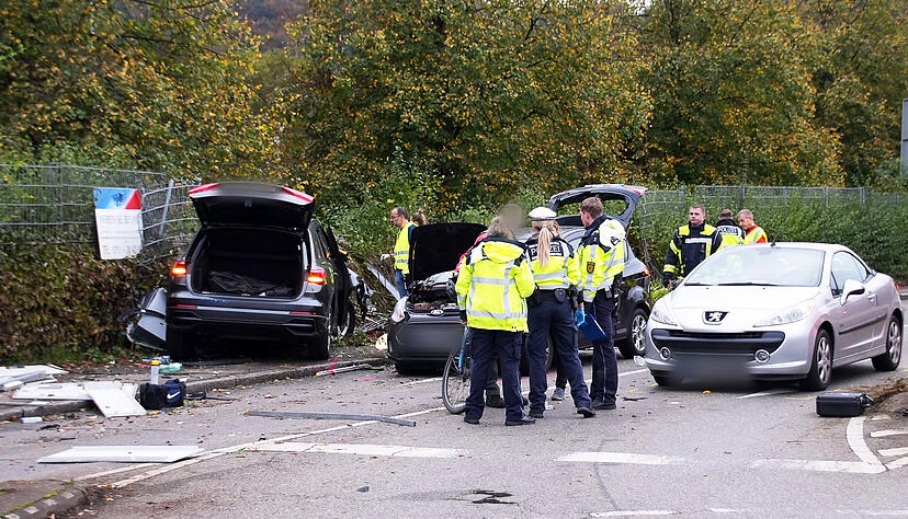 Einsatzkräfte der Polizei stehen in Esslingen an der Unfallstelle.