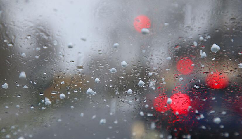 Warm einpacken müssen sich Menschen in Baden-Württemberg ab Montag. Die Temperaturen sinken deutlich. (Archivbild) Warm einpacken müssen sich Menschen in Baden-Württemberg ab Montag. Die Temperaturen sinken deutlich. (Archivbild)